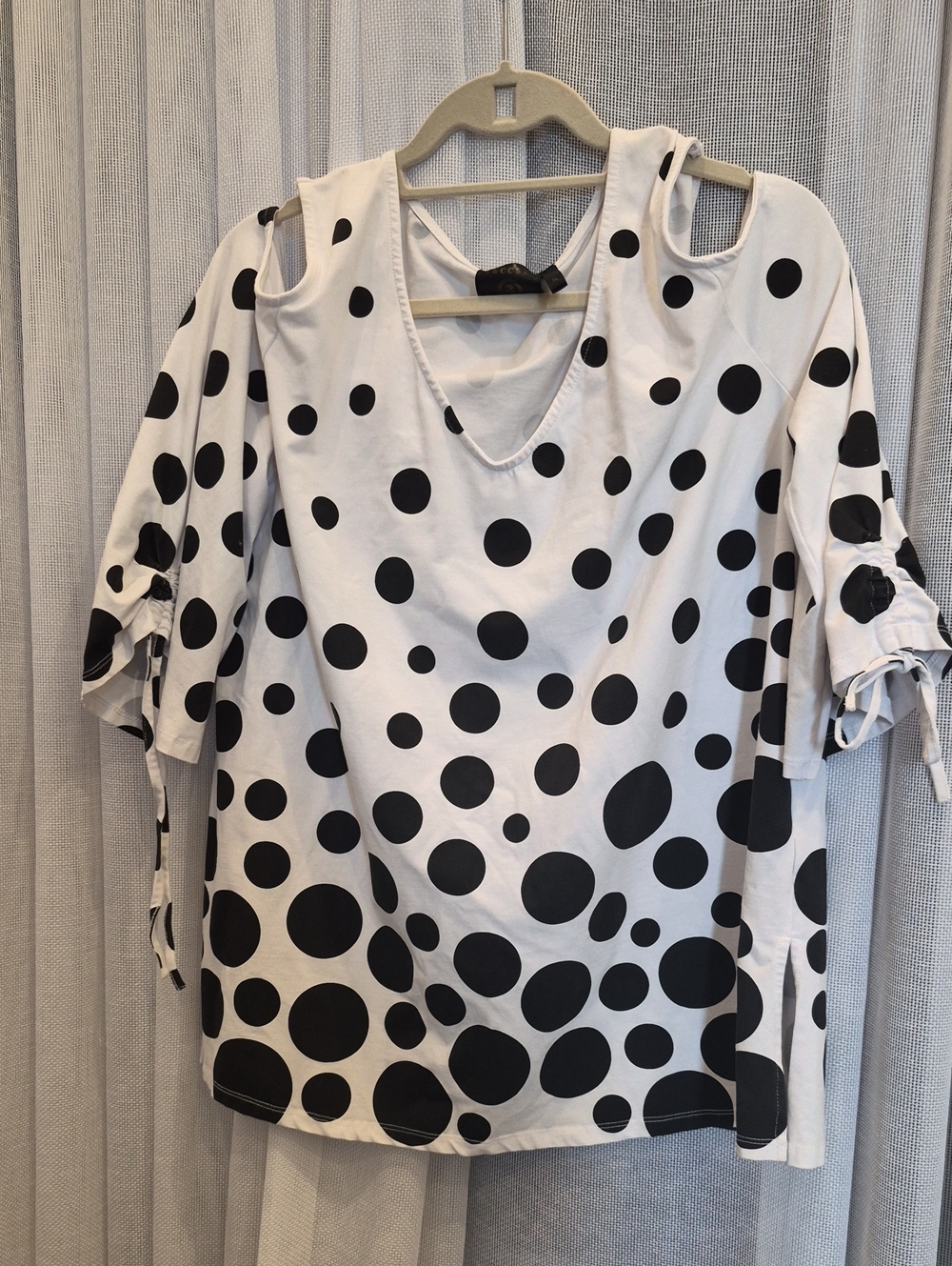 Vecceli Italy White and Black Polka Dot Cold-Shoulder Women’s Top